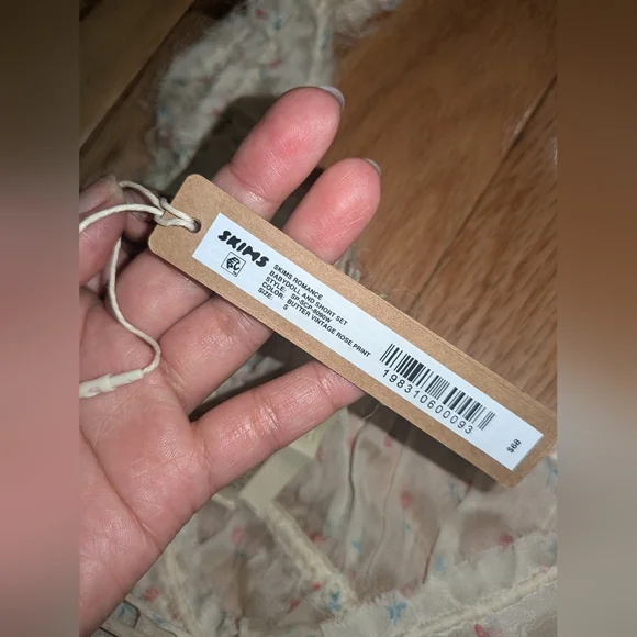 S1. NWT SKIMS ROMANCE BABYDOLL & SHORT SET IN BUTTER VINTAGE ROSE PRINT - Picture 7 of 8